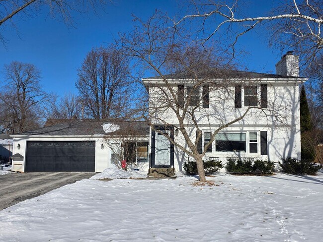 Foto del edificio - Updated 3-Bedroom Single- Family Home in Fox Point