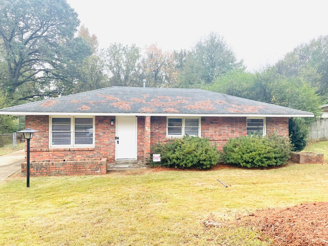 Primary Photo - ** 3 Bed 1 Bath Located in Forrest Hills *...