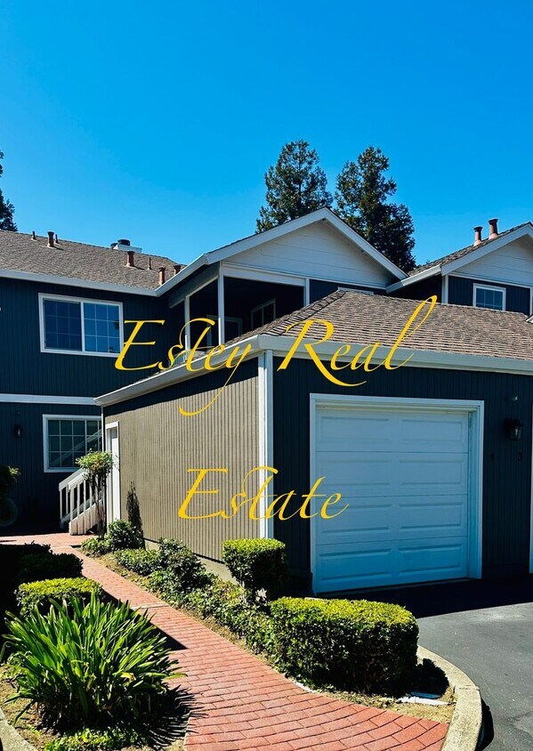 Foto principal - Bridgeview top floor condo with tree top w...
