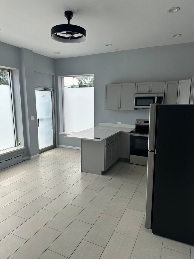 Foto del edificio - 1744 W Foster Ave