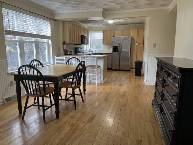 Mesa de comedor en la cocina - Large Affordable 3-Bed 3-Bath with Yard