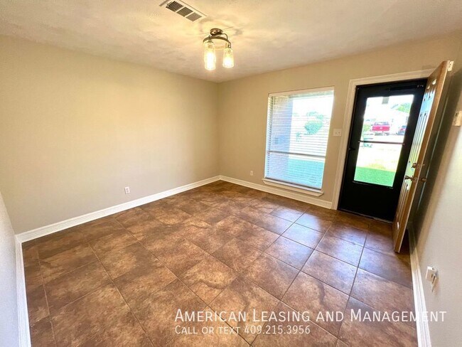 Building Photo - Newly Remodeled 3 Bedroom Available!