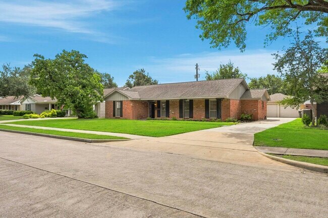 Building Photo - 10503 Shadow Wood Dr