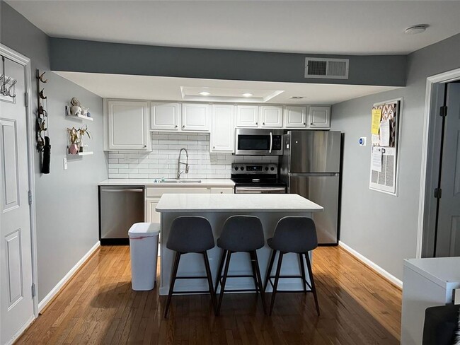 Foto del edificio - 2049 Chastain Park Ct NE