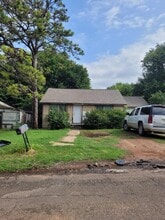 Building Photo - 313 W Maple Ave