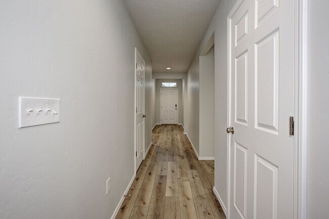 Foto del edificio - The 3 bedroom, 2 bedroom home also has a f...