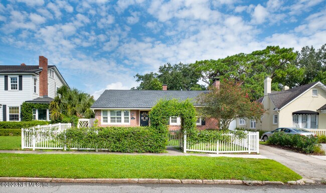 Foto del edificio - 1611 River Oaks Rd