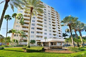 Building Photo - 90 Edgewater Dr