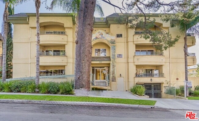 Building Photo - 620 E Palm Ave