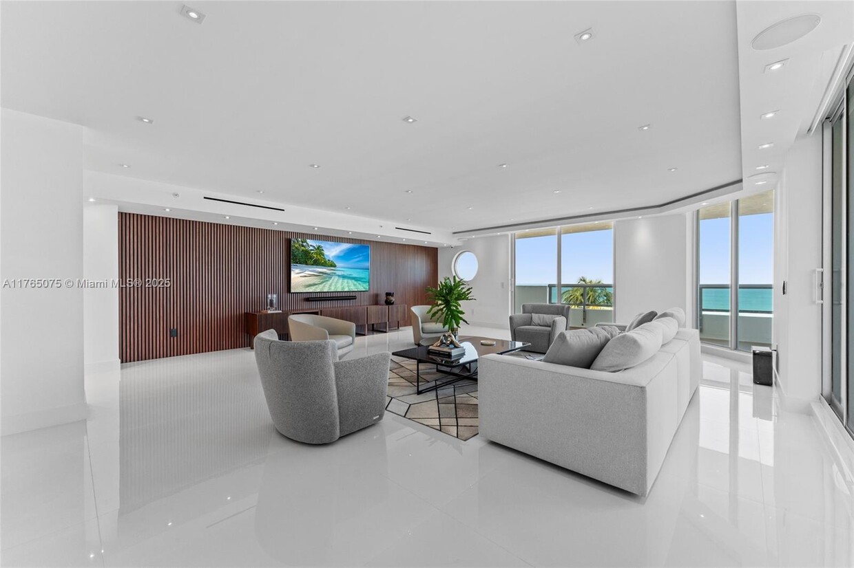 Foto principal - 5801 Collins Ave