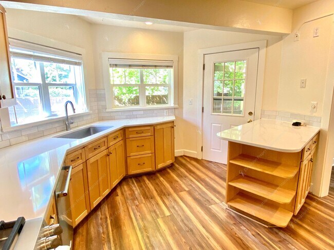 Foto del edificio - Large 4 BR Home in River West with great walkability!