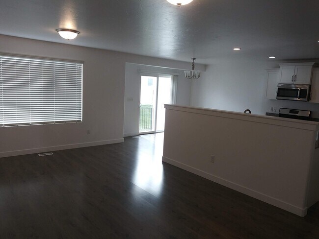 Building Photo - STUNNING 3 bed 2.5 bath Pet Friendly town ...