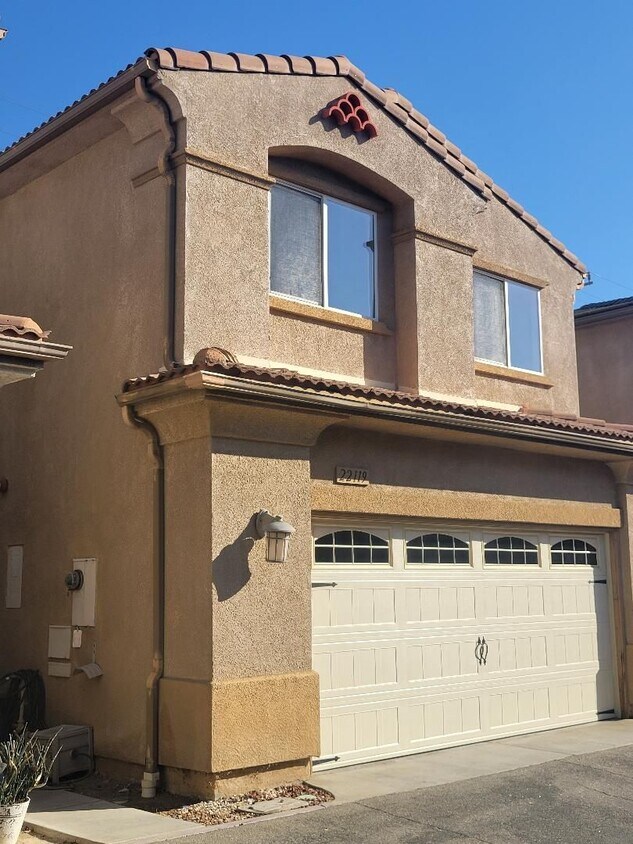 Primary Photo - BEAUTIFUL SPACIOUS TOWNHOUSE IN GREAT LOCA...