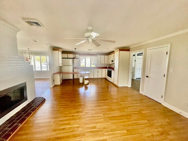 Building Photo - 10 Pine Grove Rd