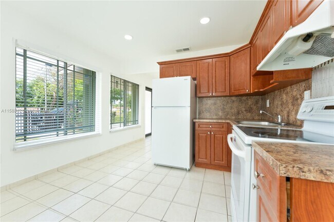 Building Photo - 3029 SW 25th Ter