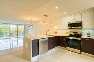 Building Photo - 535 Oaks Dr