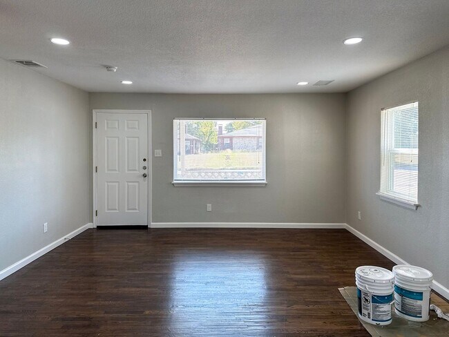 Foto del edificio - 2 Bed / 1 Bath / Detached Garage