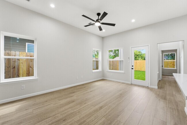 Foto del edificio - 4354 Clover St