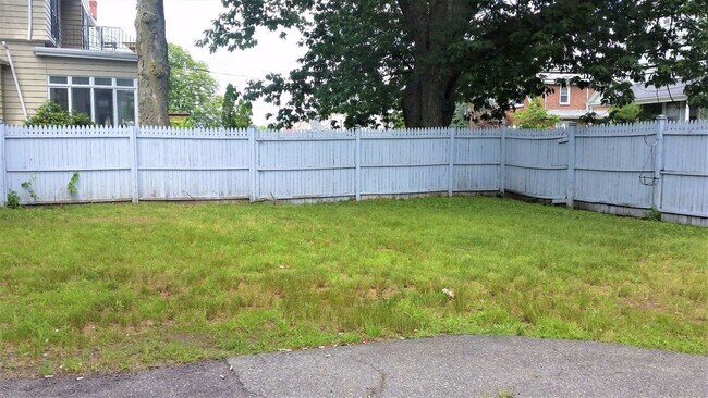 Foto del edificio - $3,850 Renovated 3BR Near Boston College | Parking Included | Updated Kitchen & Bath