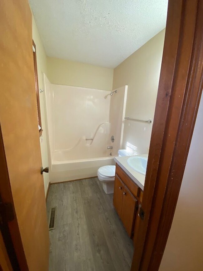 Building Photo - 3 Bed 2 Bath GREAT LOCATION!