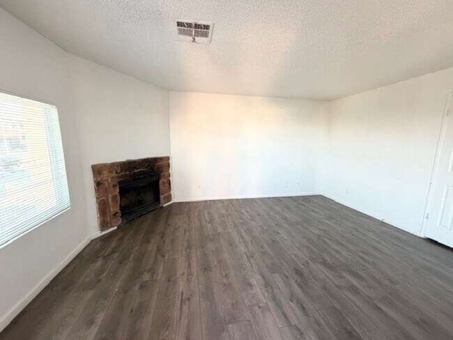 Foto del edificio - 2 BEDROOM 2 BATH, SECOND FLOOR UNIT, COMPLETELY RENOVATED, NEAR NELLIS AFB!