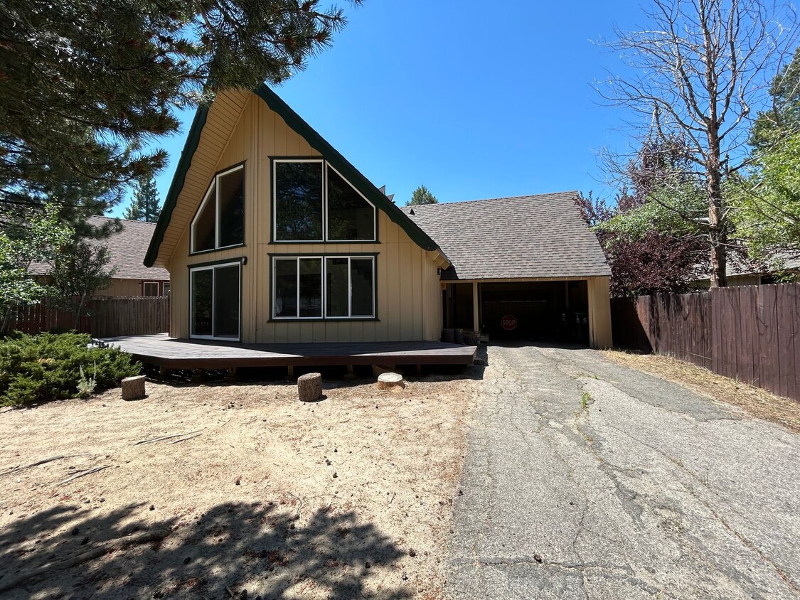 Primary Photo - 3 Bedroom, 2 bath with Carport in Quiet in...