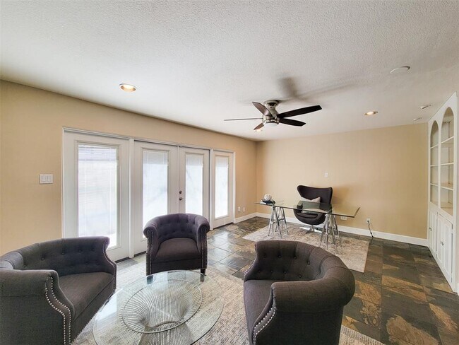 Foto del edificio - 12955 Trail Hollow Dr