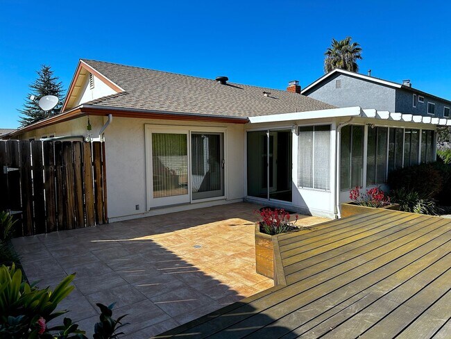 Foto del edificio - 3/2 house in North Clairemont! 2 car garag...
