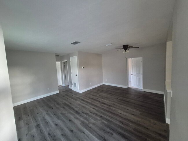 Building Photo - 7071 Holiday Dr