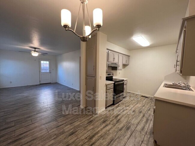 Building Photo - 2235 Donna Dr