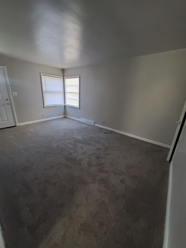 Building Photo - 2 Bedroom Single Family - Brand new Flooring