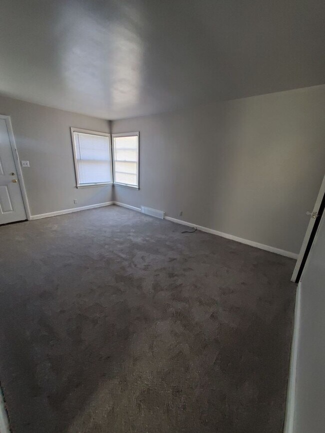 Foto del edificio - 2 Bedroom Single Family - Brand new Flooring