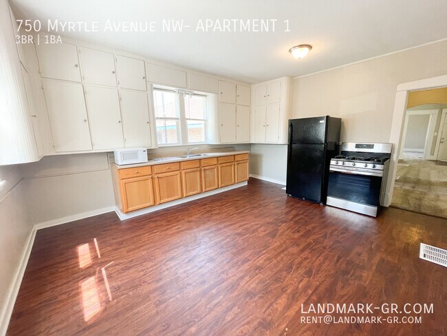 Building Photo - Available NOW! - LARGE 3 bed /1 bath - Wes...