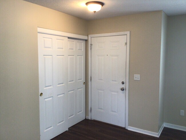 Foto del edificio - 1245 Cloverview St