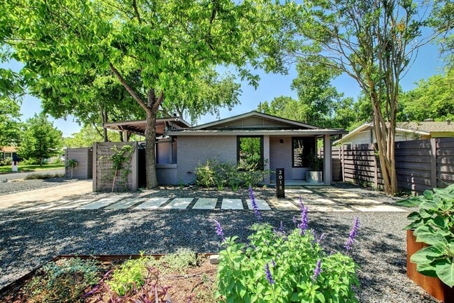 Building Photo - 2015 Eaton Ln