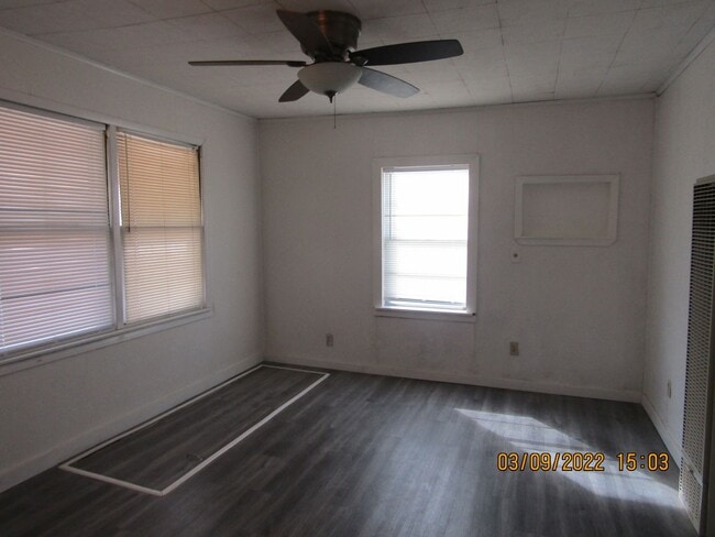 Foto del edificio - centrally located, pets negotiable with ow...