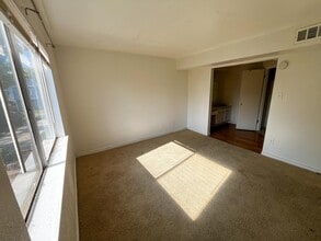 Building Photo - 5625 Antoine Dr