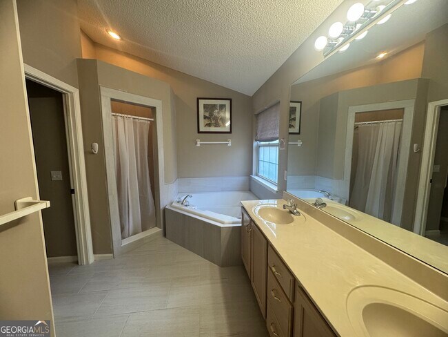 Building Photo - 204 Cardinal Cir W