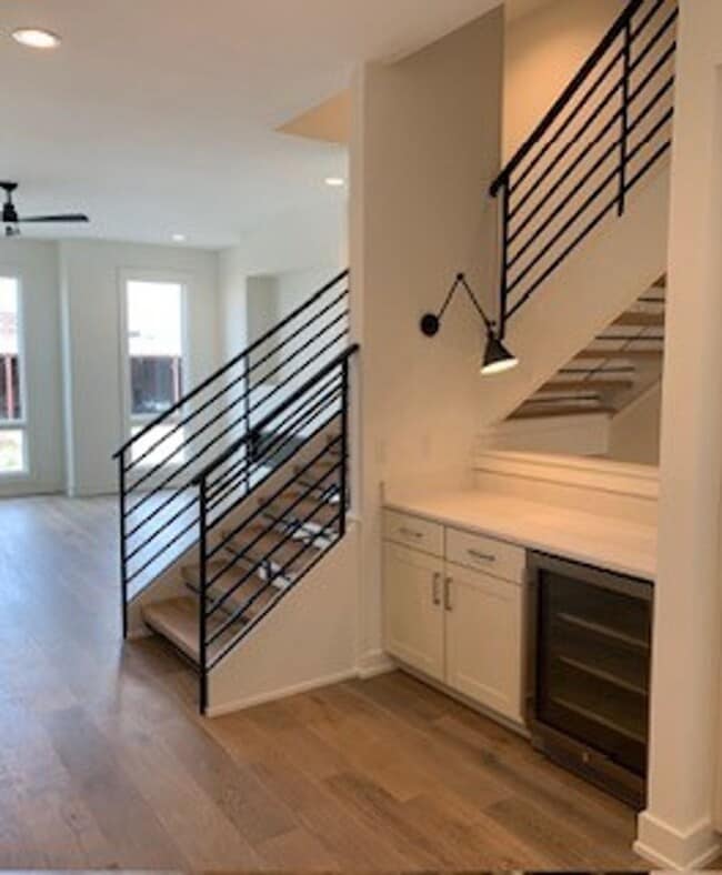 Foto del edificio - Stunning 3BE/3.5BA brownstone in the heart...