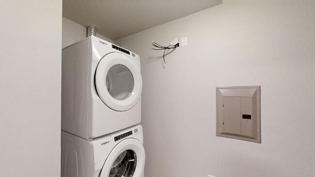 Building Photo - Condo Style Lower 2 Bedroom 2 Bathroom Apartment