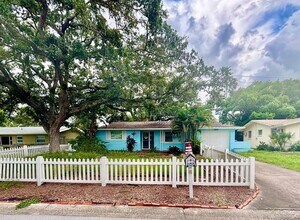 Building Photo - 649 Jacaranda St