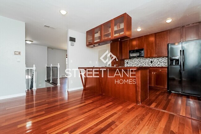 Foto del edificio - REDUCED! - NOW OFFERING FIRST FULL MONTH F...