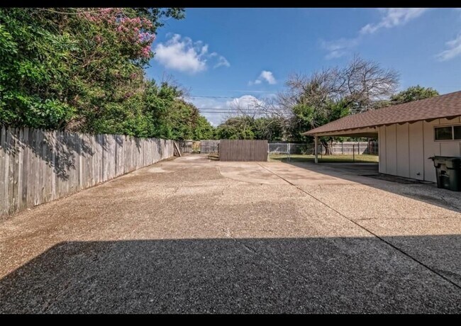 Building Photo - 5501 Lake Highlands Dr