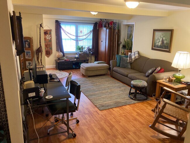 Building Photo - Beautiful 5-Points House Available Now!