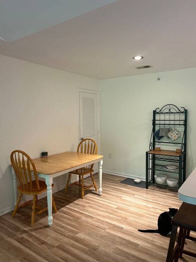 Building Photo - 2 Bedroom Condominium in Sought After Comm...