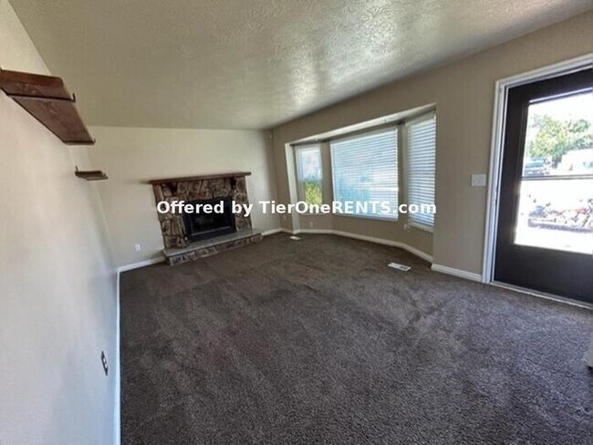 Building Photo - Beautiful home 4 bed/2 bath in a great loc...