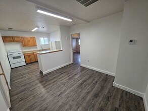 Building Photo - 613 W Knox Ave