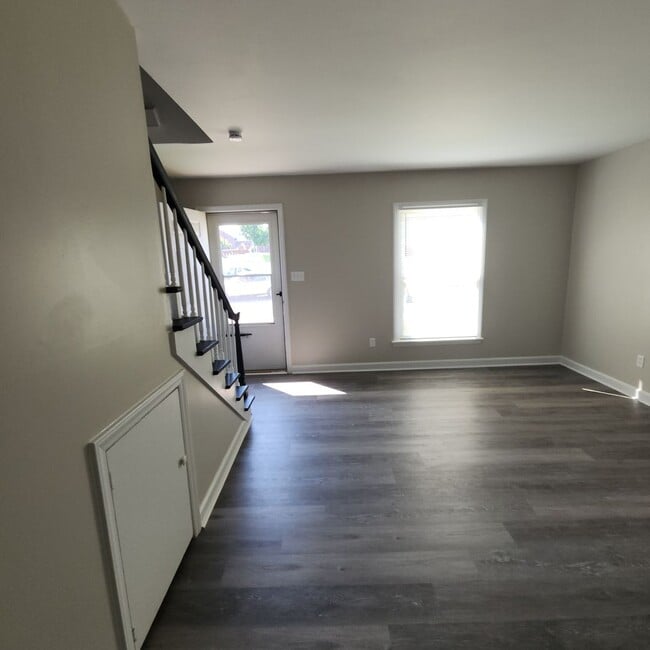 Building Photo - 2 Bedroom Townhouse Apartment FOR RENT in ...