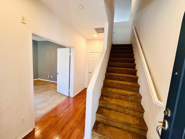 Building Photo - Luxury Tri-Level Townhome 2bd 2.5bth w Bon...