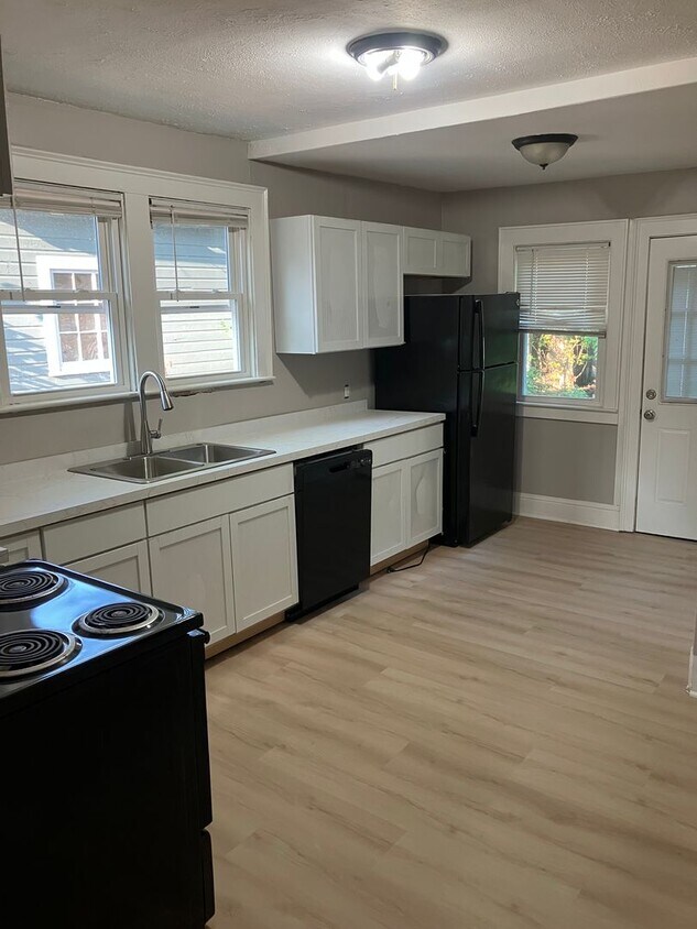 Spacious 4BR 2 Bath Colonial - Spacious 4BR 2 Bath Colonial